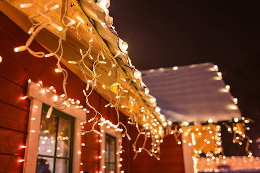 5 Safety Tips for Putting Up Holiday Lights